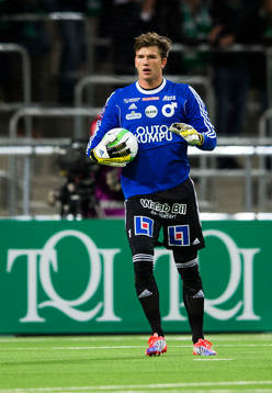 Degerfors målvakt August Strömberg med bollen