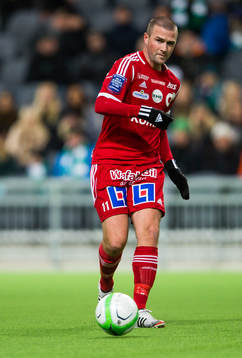 Degerfors Tobias Solberg med bollen