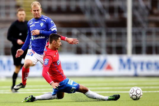 Helsingborgs Loret Sadiku i kamp om bollen med Åtvidabergs