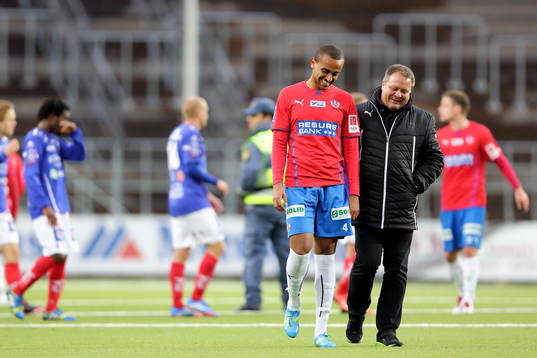Helsingborgs Walid Atta och tränare Roar Hansen ler
