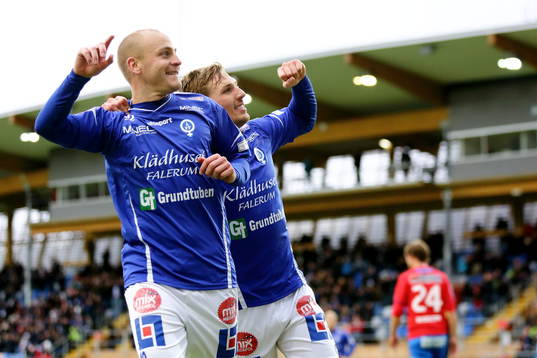 Daniel Sjölund har gjort mål på straff och jublar
