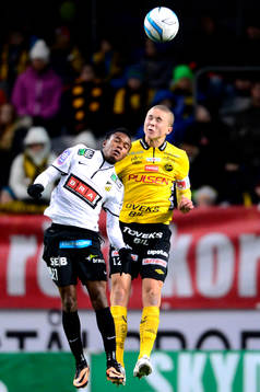 Häckens Nasiru Mohammed i nickduell med Elfsborgs