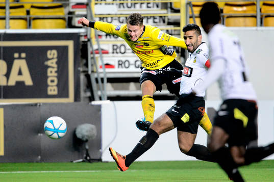 Elfsborgs Viktor Claesson skjuter framför Häckens