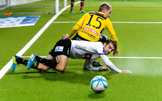 Häckens Björn Anklev tittar