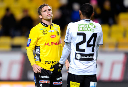 Elfsborgs Anders Svensson pratar med Häckens Rene