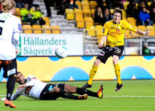 Elfsborgs Lasse Nilsson skjuter förbi Häckens Mohammed