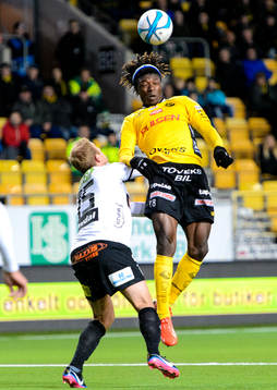 Elfsborgs Mohamed Bangura nicker bollen