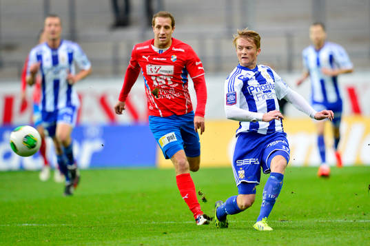 IFK Göteborgs Sam Larsson och Östers Kenny Pavey