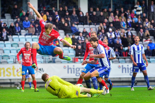 Östers Månz Karlsson gör ett hopp över målvakten