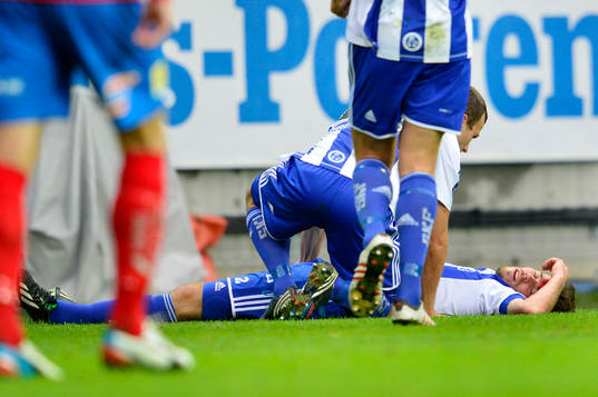 IFK Göteborgs Emil Salomonsson får en ordentlig smäll