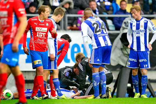 IFK Göteborgs Emil Salomonsson blir liggande på planen