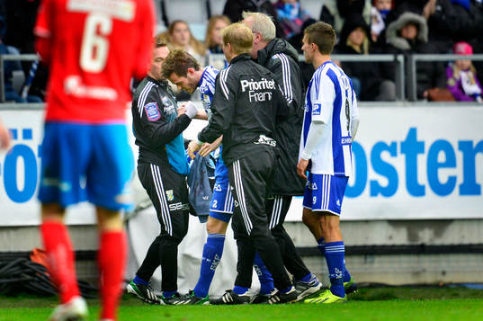 IFK Göteborgs Emil Salomonsson hjälps upp
