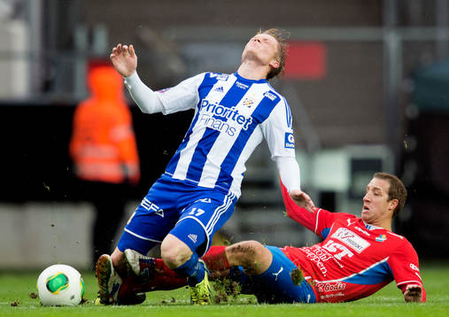 IFK Göteborgs Sam Larsson kapas av Östers Kenny Pavey