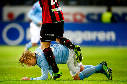 Malmös Emil Forsberg ramlar