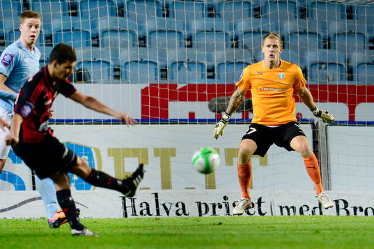 Brommapojkarnas Mauricio Albornoz provar skott mot Malmös