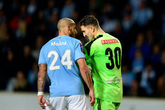 Malmös Guillermo Molins argumenterar med Brommapojkarnas