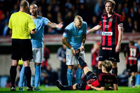 Brommapojkarnas Jacob Une Larsson har kramp och får hjälp