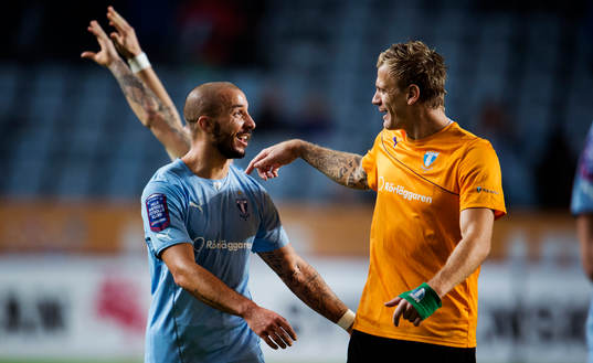 Malmös Guillermo Molins och målvakt Johan Dahlin jublar