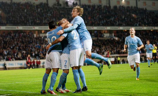 Malmös Emil Forsberg hoppar upp i glädjehögen