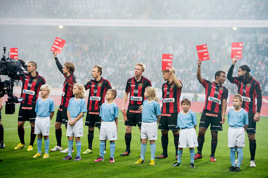 Brommapojkarna ger rött kort till rasismen