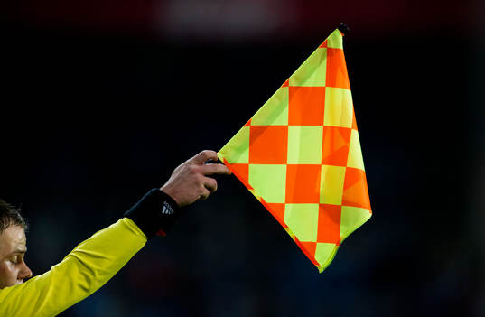 Offside vinkar assisterande domaren för
