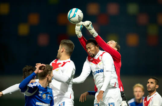 Paul Ikechukwu Obiefule och Robin Malmkvist, målvakt,
