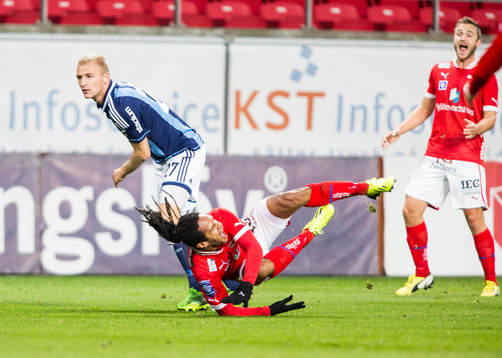 Jonathan Mcdonald, Kalmar FF, blir trampad av VYTAUTAS
