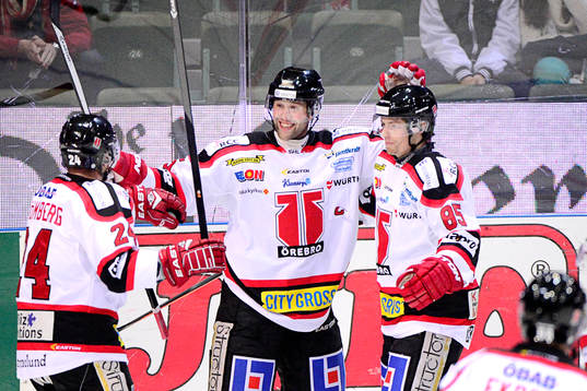 Örebros Henrik Löwdahl jublar med Conny Strömberg och