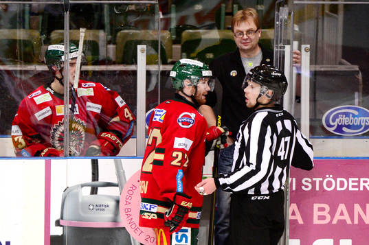 Frölundas Robin Figren argumenterar med domaren utanför