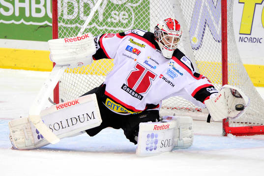 Örebros målvakt Henrik Lundberg plockar en puck