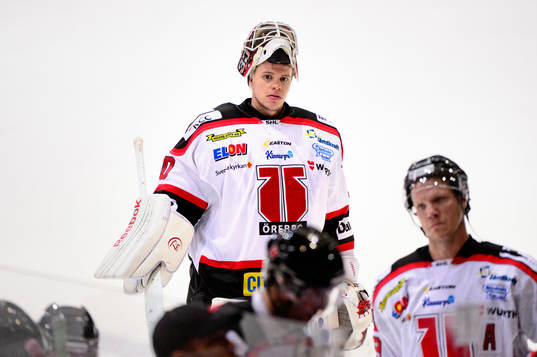 Örebros målvakt Henrik Lundberg deppar