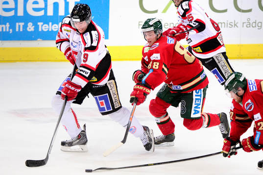 Örebros Justin DiBenedetto jagas av Andreas Johnson och