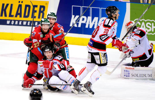 Frölundas Robin Figren och Erik Gustafsson jublar