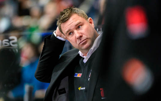 Örebros tränare Patrik Ross kliar sig på huvudet