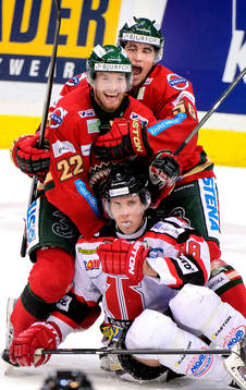 Frölundas Robin Figren och Erik Gustafsson jublar