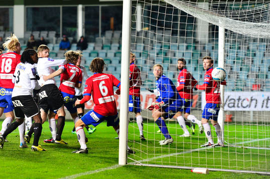 Örebros Magnus Wikström gör 0-1 på nick