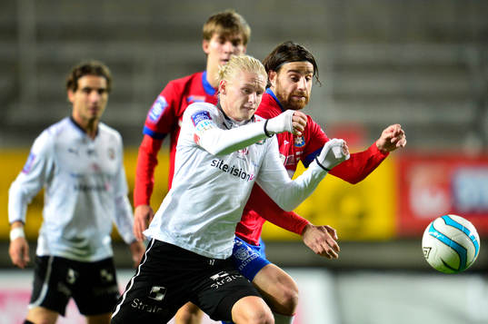 Örebros Kalle Holmberg i kamp om bollen med GAIS Joel