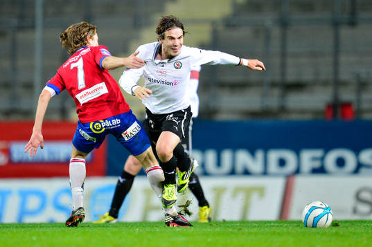 Örebros Nordin Gerzic dras ner av Örgrytesö Jakob
