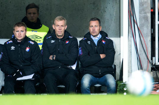 Örgrytes bänk med målvaktstränare Tomas Vainio,