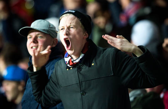 Öis-supporter jublar