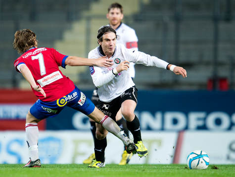 Örebros Nordin Gerzic stoppas av Örgrytes Jakob Lindström
