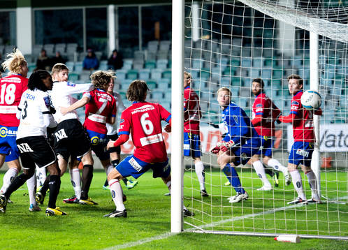 Örebros Magnus Wikström gör 0-1 bakom Örgrytes målvakt
