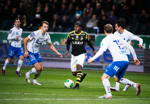 s Martin Kayongo-Mutumba dribblar