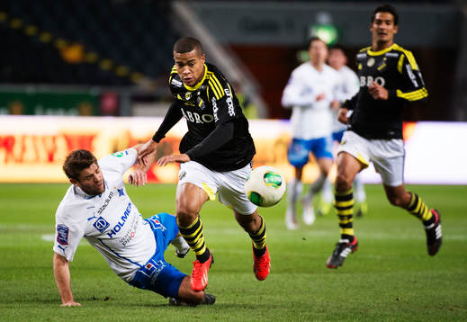 s Robin Quaison tar sig förbi Norrköpings Morten Morisbak