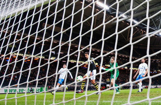 s Celso Borges gör 1-0 bakom Norrköpings målvakt David