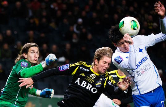 Norrköpings målvakt David Mitov Nilsson (v) och