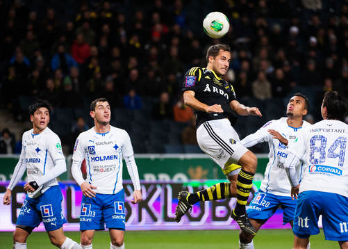 s Niklas Backman nickar bollen