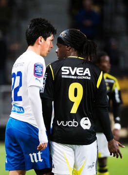 s Martin Kayongo-Mutumba munhuggs med varandra