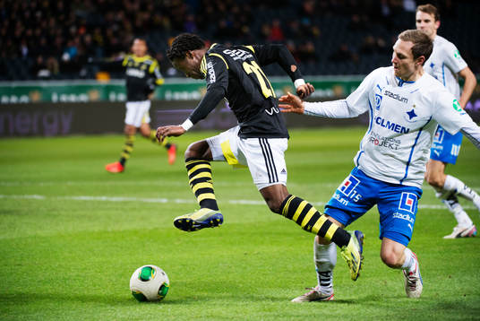 s Kennedy Igboananike tar sig förbi Norrköpings Marcus