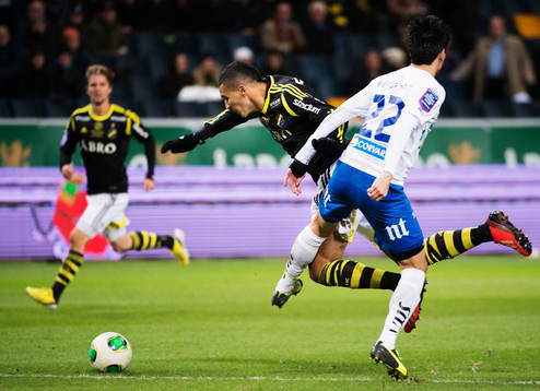 s Nabil Bahoui blir fälld av Norrköpings Christopher